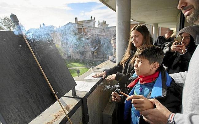 El cohete anunciador, a punto de ser despegar desde el ayuntamiento. | FOTO: IÑAKI PORTO El cohete anunciador, a punto de ser despegar desde el ayuntamiento. | FOTO: IÑAKI PORTO
