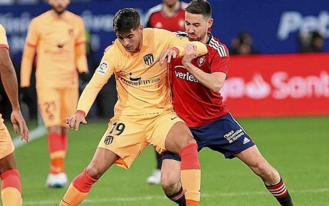 Moi Gómez trata de presionar a Álvaro Morata en un lance del partido de ayer.