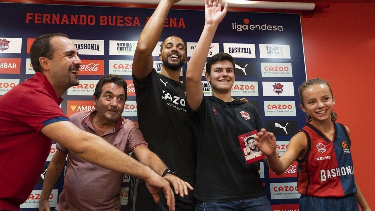 Darius Thompson atendió a los aficionados que acudieron a su presentación