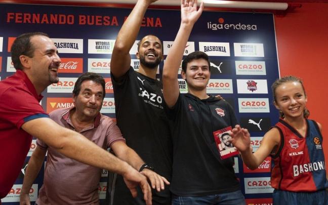 Darius Thompson atendi&oacute; a los aficionados que acudieron a su presentaci&oacute;n