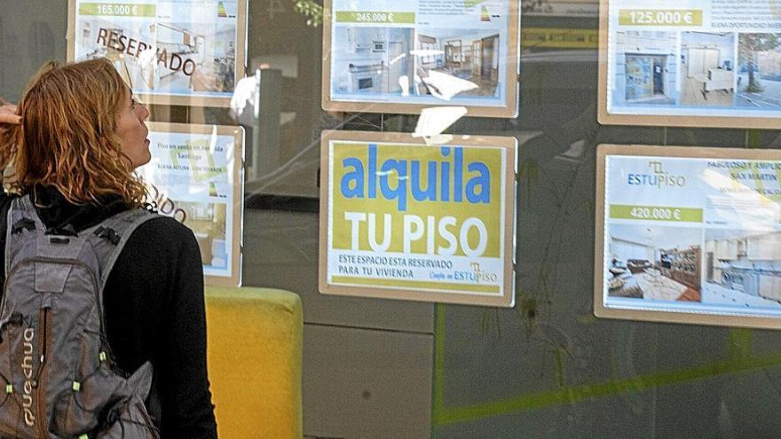 Escaparate de una inmobiliaria de Vitoria que promociona el alquiler de vivienda.