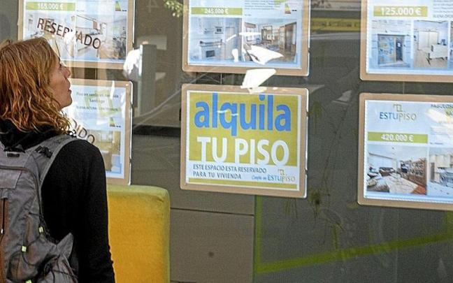 Escaparate de una inmobiliaria de Vitoria que promociona el alquiler de vivienda.