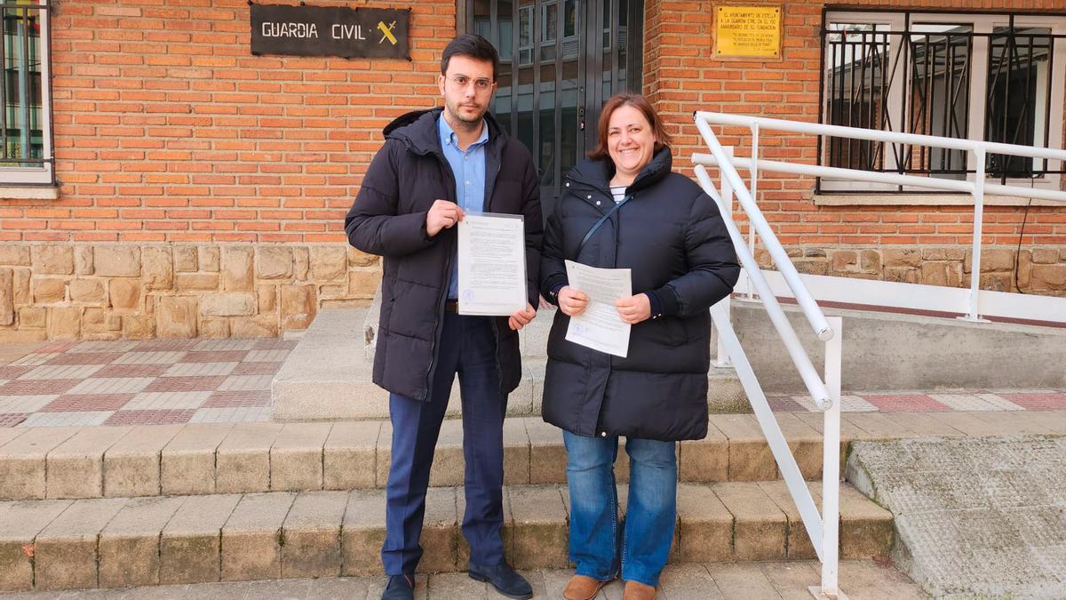 Gonzalo Fuentes y Marta Ruiz de Alda presentan la denuncia en la Guardia Civil.