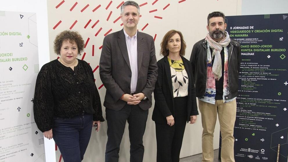 Oskia Ugarte, directora del Centro Huarte; Ignacio Apezteguía, director general de Cultura; Ana Herrera, jefa de la Sección de Proyectos Audiovisuales y Digitales, y Carlos Fernández de Vigo, coordinador de la mesa de videojuegos y an