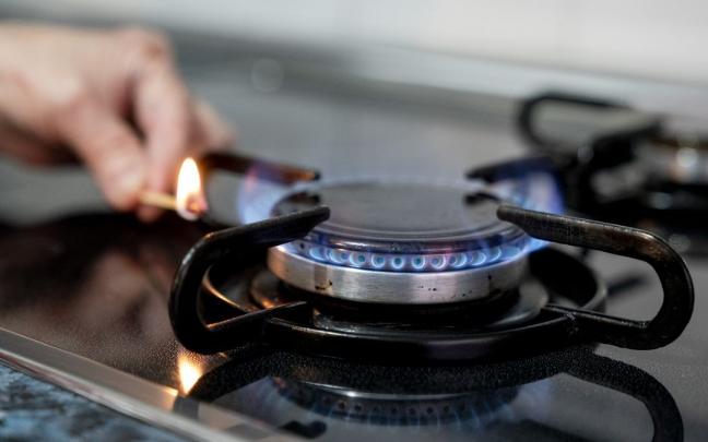 Una persona enciende un fuego de una cocina de gas. Una persona enciende un fuego de una cocina de gas.