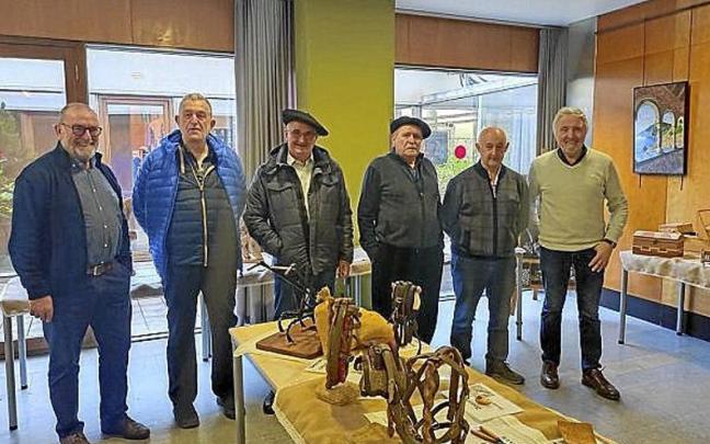 Los seis jubilados de la exposición de artesanía. | FOTO: M.P.