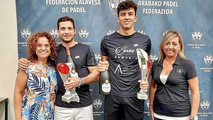 Los ganadores posan con el trofeo en Padel Norte. Foto: DNA