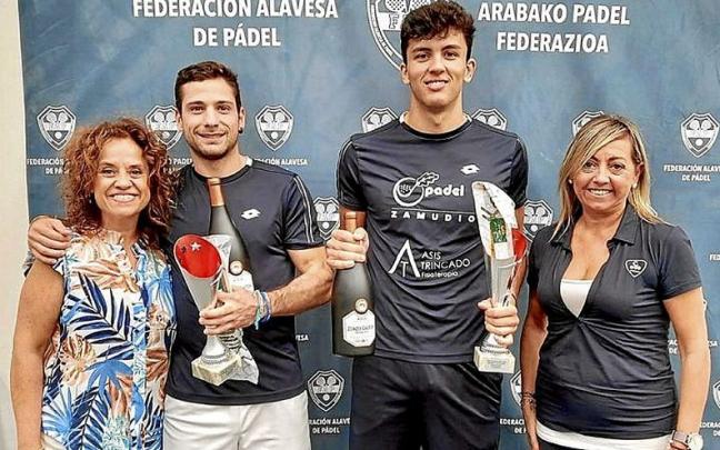 Los ganadores posan con el trofeo en Padel Norte. Foto: DNA Los ganadores posan con el trofeo en Padel Norte. Foto: DNA