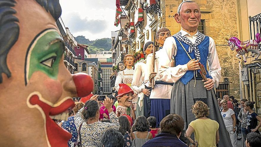 La comparsa de gigantes y cabezudos, gran protagonista del arranque festivo. | FOTO: N.G.