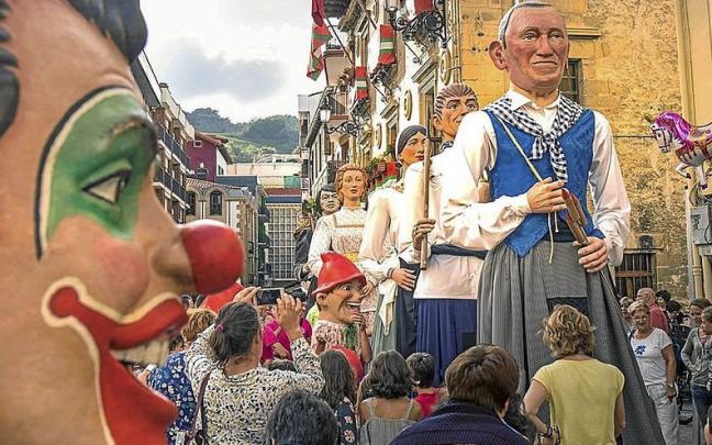 La comparsa de gigantes y cabezudos, gran protagonista del arranque festivo. | FOTO: N.G. La comparsa de gigantes y cabezudos, gran protagonista del arranque festivo. | FOTO: N.G.