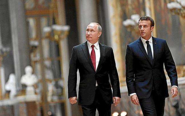 Macron y Putin en el palacio de Versalles en 2017. Macron y Putin en el palacio de Versalles en 2017.