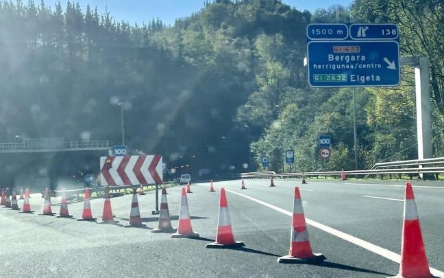 El exterior del túnel de Lesarri, en la AP-1, a la altura de Bergara, cerrado al tráfico este viernes, debido a un desprendimiento el día anterior