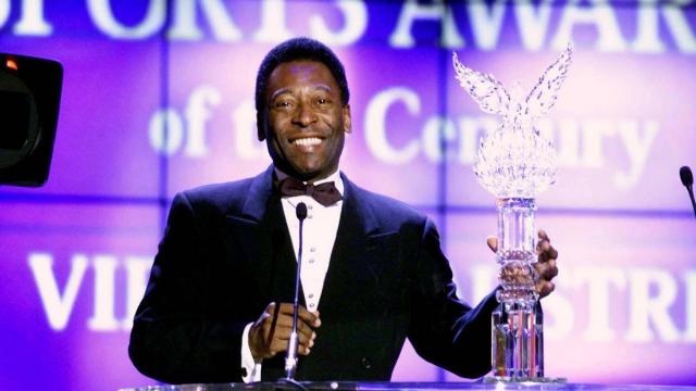 El brasileño Edson Arantes do Nascimento 'Pelé', considerado por muchos el mejor futbolista de todos los tiempos, ha fallecido a los 82 años