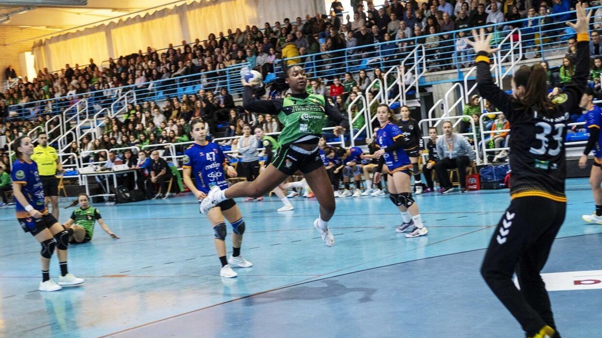 Tchaptchet lanza a la portería asturiana.