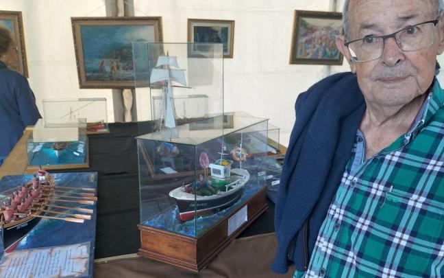 De la Quintana junto a las maquetas de la trainera ‘Distinguida’ y el gasolino ‘Zierbena’. De la Quintana junto a las maquetas de la trainera ‘Distinguida’ y el gasolino ‘Zierbena’.