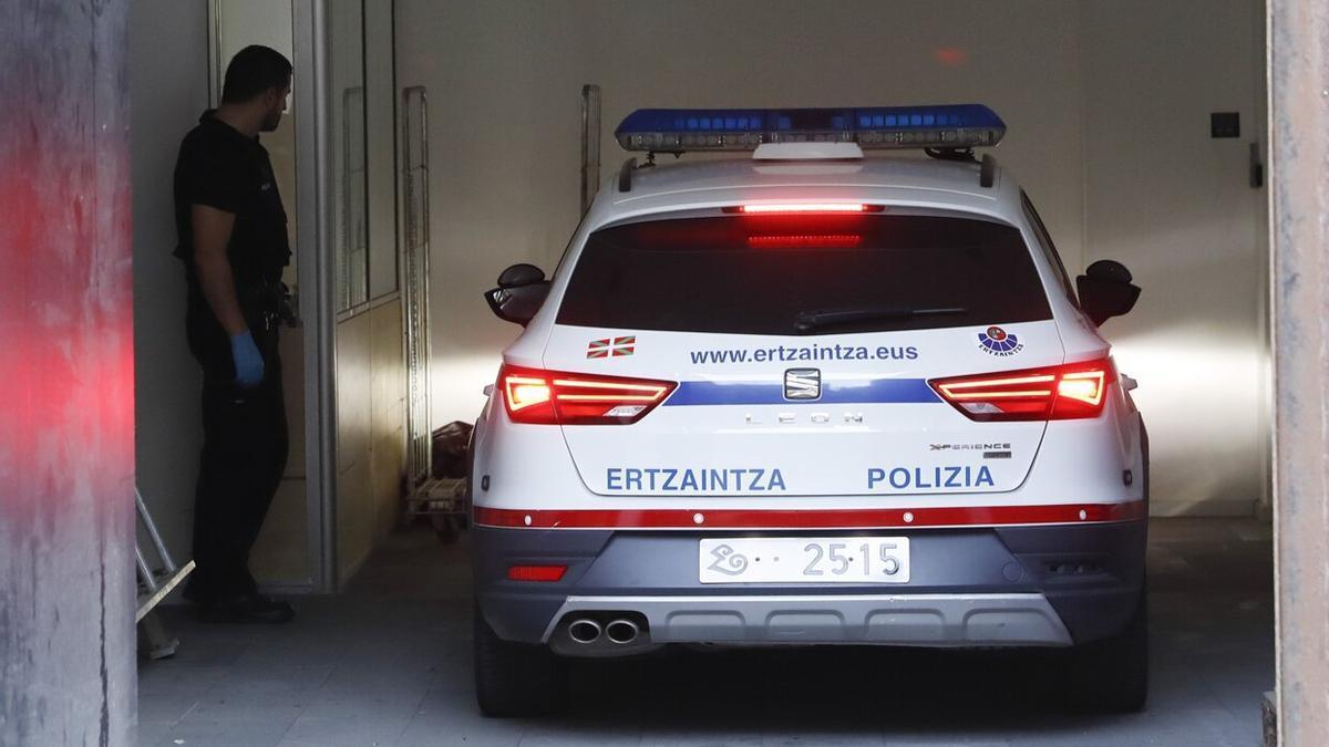 Agentes de la Ertzaintza trasladan al violador en serie de Gipuzkoa en una de las sesiones del juicio celebrado en septiembre por una presunta violación y dos tentativas de agresión sexual ocurridas en Andoain.