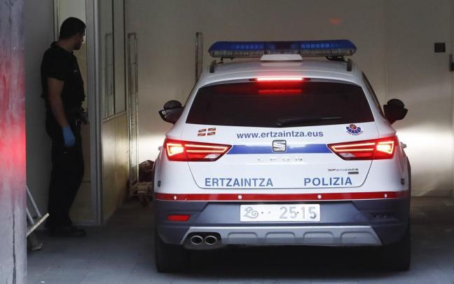 Agentes de la Ertzaintza trasladan al violador en serie de Gipuzkoa en una de las sesiones del juicio celebrado en septiembre por una presunta violación y dos tentativas de agresión sexual ocurridas en Andoain.