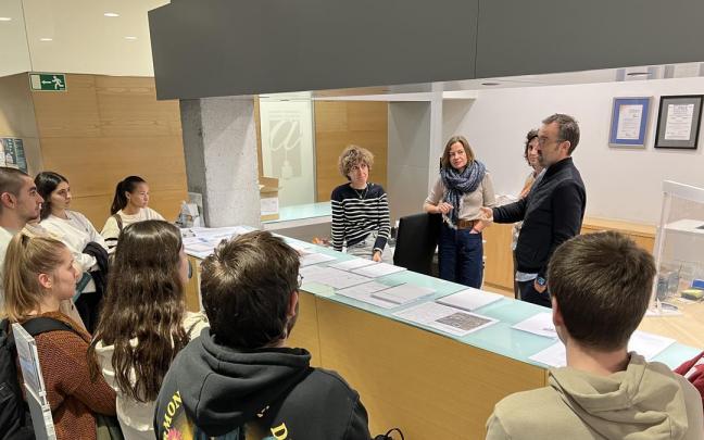 Los futuros alumnos siguieron con interés las cuestiones que les trasladaron en el Colegio.