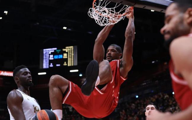 Hines machaca el aro en un choque de esta campa&ntilde;a