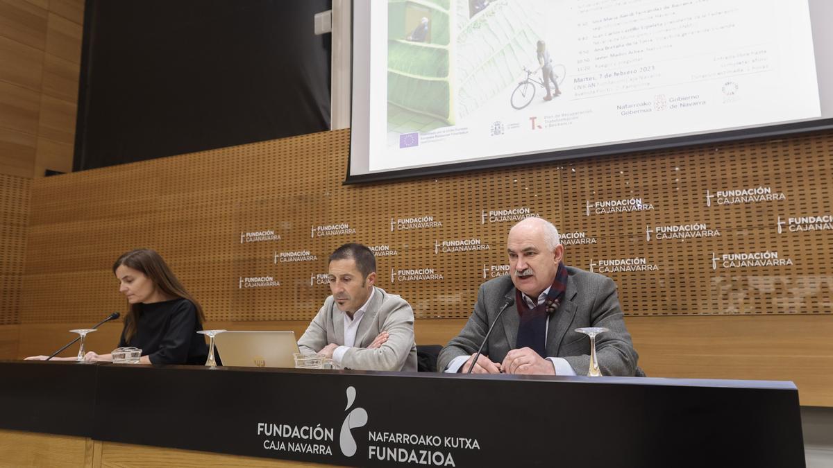 De izqda. a dcha: Ana Bretaña, directora general de Vivienda; Juan Carlos Castillo, presidente de la FNMC; y el vicepresidente José María Aierdi en la presentación de la jornada.