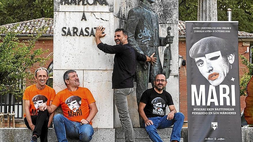 De izquierda a derecha, Pako Andreu, Óscar Sada, Xabi Sánchez y Kepa Yécora, junto a la escultura de Sarasate. | FOTO: IBAN AGUINAGA