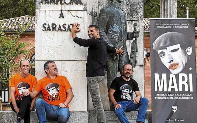De izquierda a derecha, Pako Andreu, Óscar Sada, Xabi Sánchez y Kepa Yécora, junto a la escultura de Sarasate. | FOTO: IBAN AGUINAGA De izquierda a derecha, Pako Andreu, Óscar Sada, Xabi Sánchez y Kepa Yécora, junto a la escultura de Sarasate. | FOTO: IBAN AGUINAGA