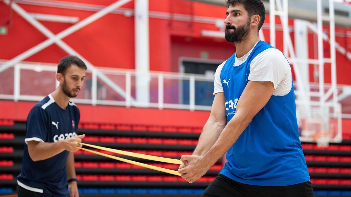 Dani Díez realiza un ejercicio en el Bakh, durante la primera semana de entrenamientos