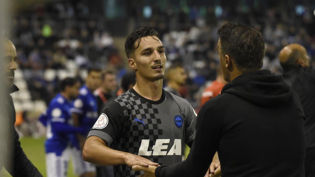 Luis García felicita a Imanol Baz al salir del campo