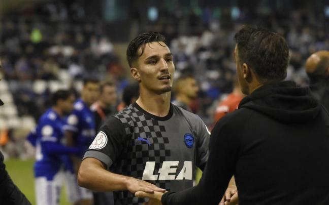 Luis García felicita a Imanol Baz al salir del campo Luis García felicita a Imanol Baz al salir del campo