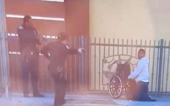 Imagen grabada por un testigo en lo smomentos previos a que los agentes de policía abran fuego contra Lowe. Imagen grabada por un testigo en lo smomentos previos a que los agentes de policía abran fuego contra Lowe.