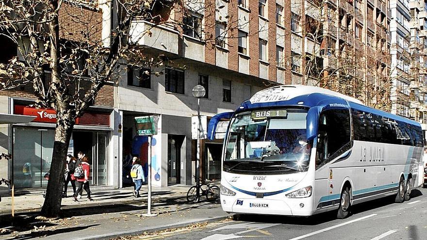 Autobús de La Unión llegando a la parada de la Avenida de Gasteiz. | FOTO: P. BARCO