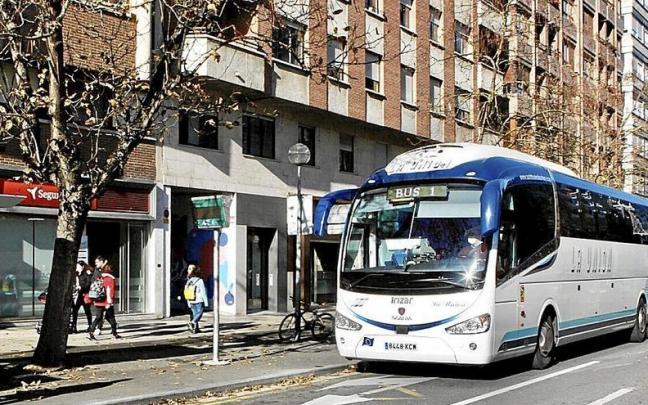 Autob&uacute;s de La Uni&oacute;n llegando a la parada de la Avenida de Gasteiz. | FOTO: P. BARCO
