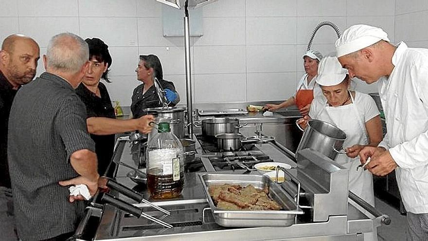 Cocineras y personal productor, en una de las cocinas de la escuela.