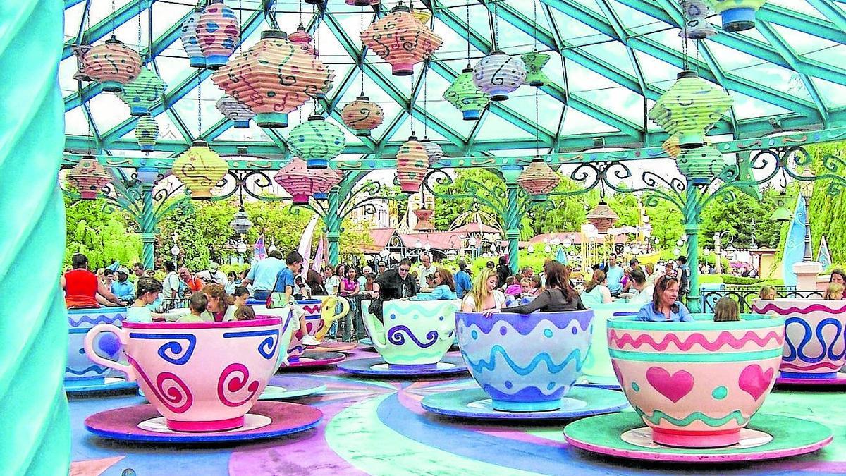 Atracción con las tazas de 'La Bella y la Bestia'.