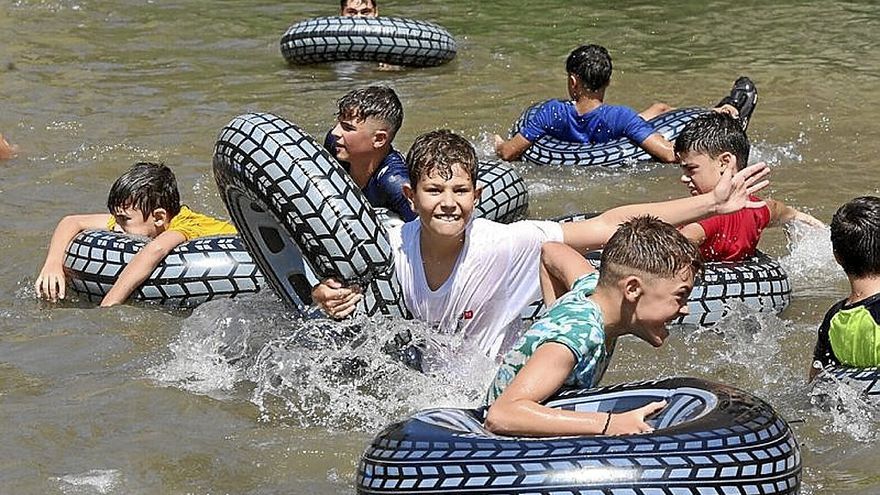 Un grupo de amigos se baña con flotadores en el río Ega.