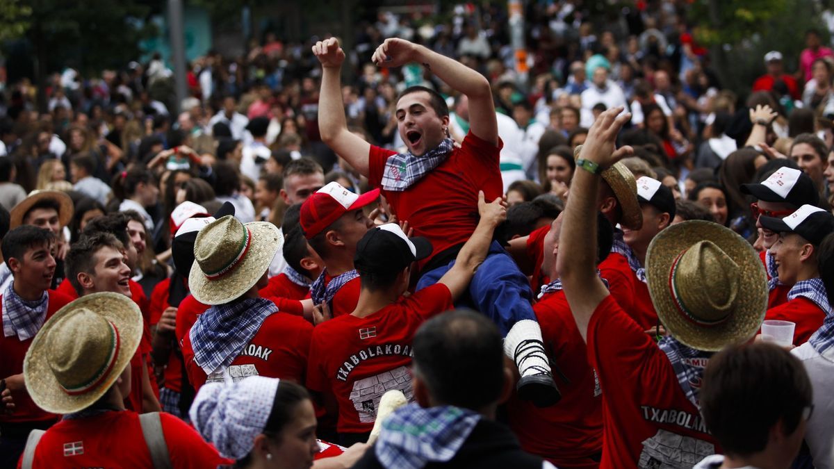 Ambiente tras la bajada de Iguarrako que marca el inicio de las fiestas de La Asunción y San Roque en 2019