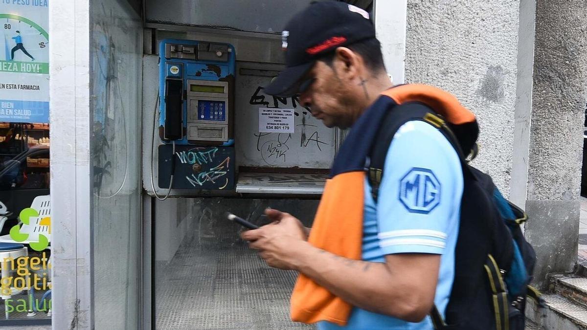 Los móviles han desplazado a las cabinas son pocos los pueblos en los que existen aún.