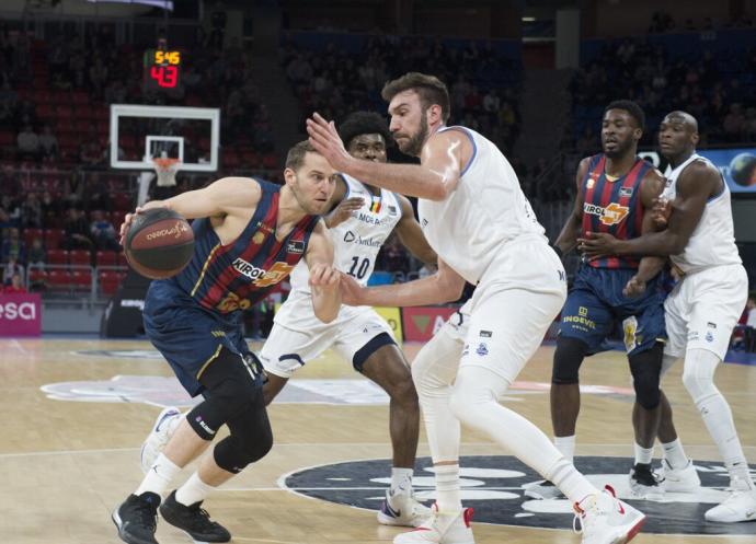 Stauskas controla el balón en un partido con el Baskonia en la temporada 2019-20