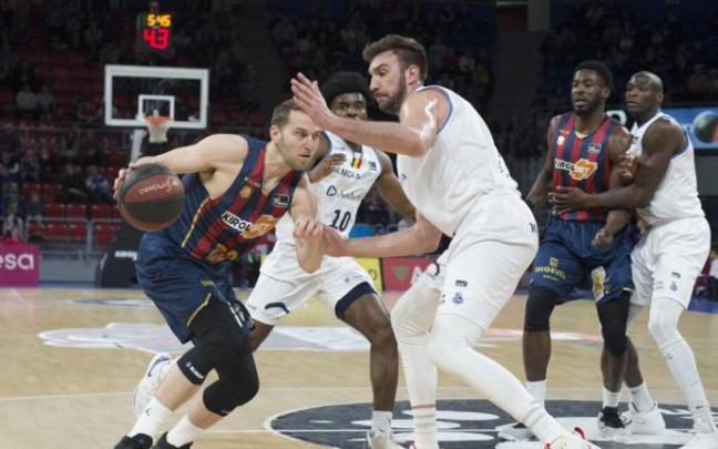 Stauskas controla el balón en un partido con el Baskonia en la temporada 2019-20