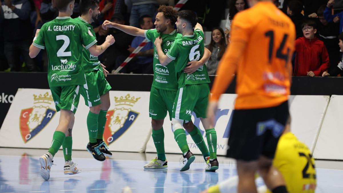 Los jugadores de Osasuna-Magna celebran su tanto