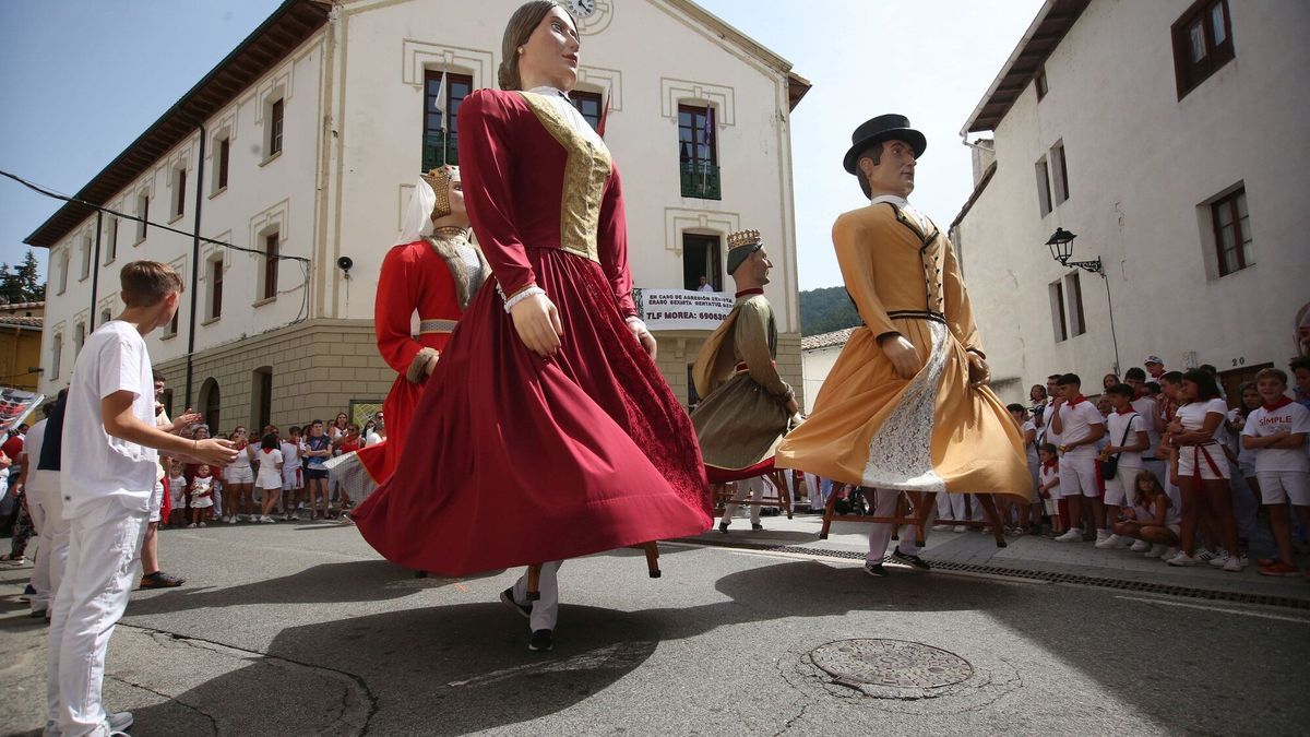 Los gigantes, el primer día de fiestas de Aoiz.