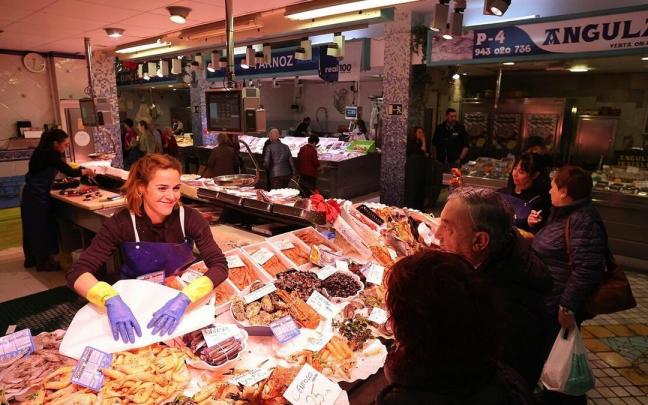 Clientes en una pescader&iacute;a del mercado de La Bretxa, en Donostia.