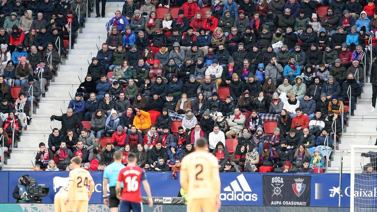 La afición de Osasuna volvió a desafiar al frío para llenar las gradas ante el Atlético de Madrid.