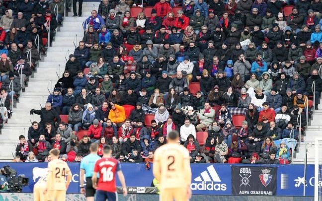 La afici&oacute;n de Osasuna volvi&oacute; a desafiar al fr&iacute;o para llenar las gradas ante el Atl&eacute;tico de Madrid.