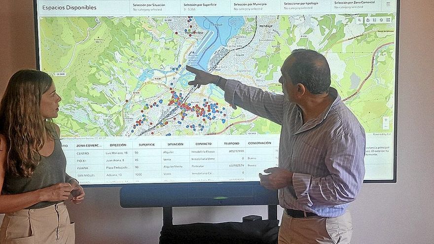 Serrano y Páez muestran la nueva web de búsqueda de espacios para actividades económicas. | FOTO: N.G.