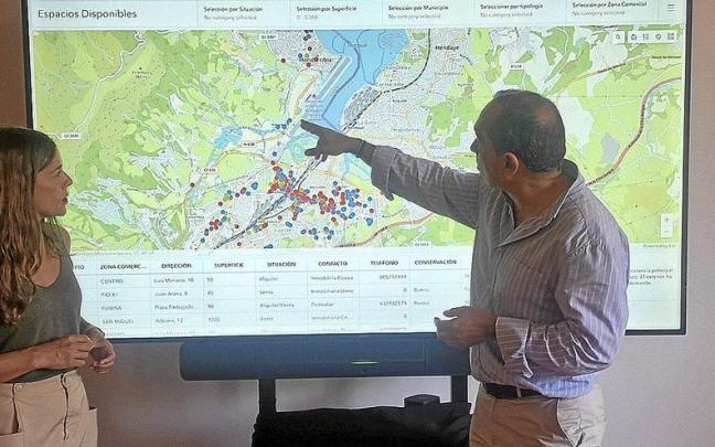 Serrano y Páez muestran la nueva web de búsqueda de espacios para actividades económicas. | FOTO: N.G.