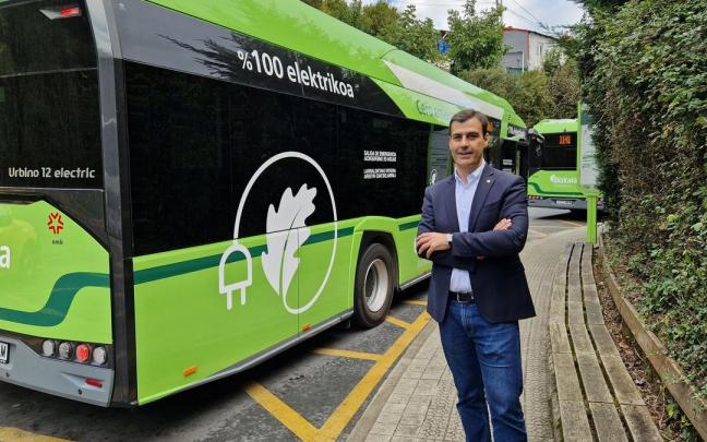 Gómez Viar junto a las unidades eléctricas que circularán en la A3141.