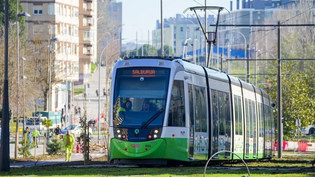 El tranvía recorre sus primeros metros por Salburua