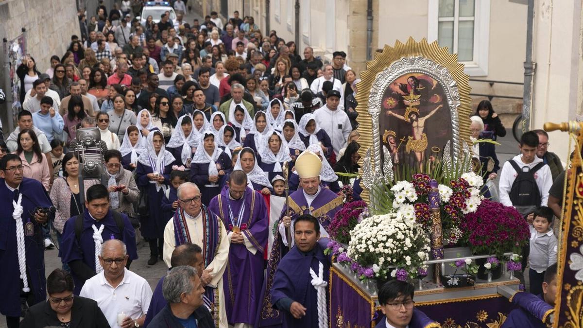 Los peruanos celebran su día grande en Vitoria