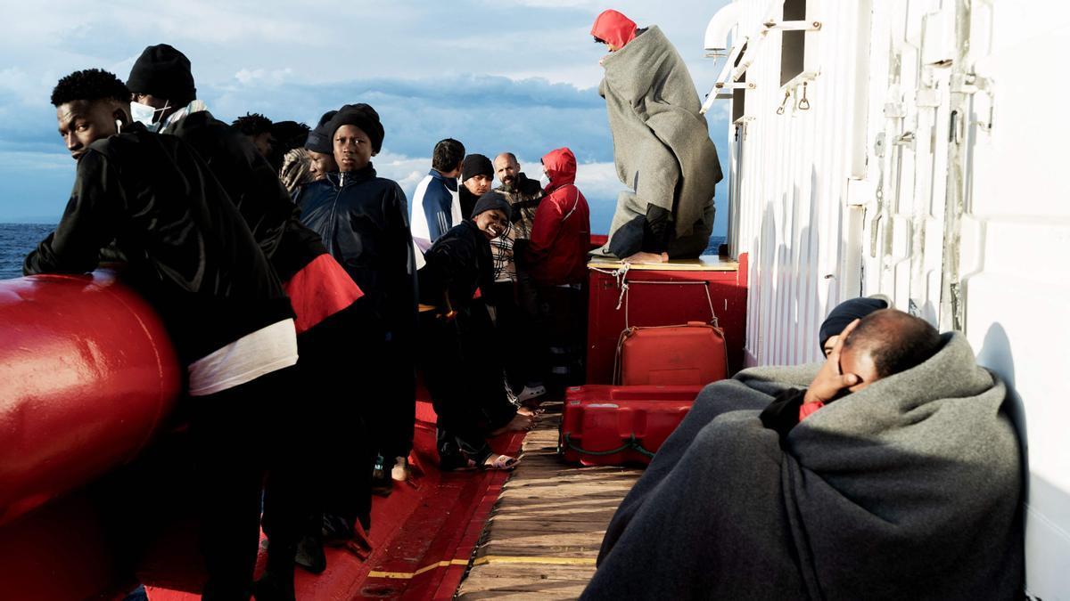 Varios de los migrantes a bordo del Ocean Viking.